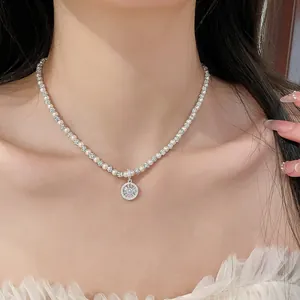 Vista dettagliata di un'elegante collana di perle in stile francese con pendente in zircone