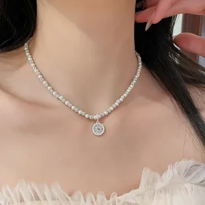Elegante dettaglio di una collana di perle e zirconi in stile francese sul collo