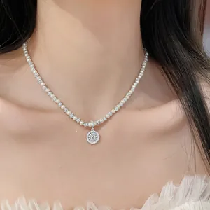 Primo piano di un'elegante collana di perle con ciondolo in zircone scintillante
