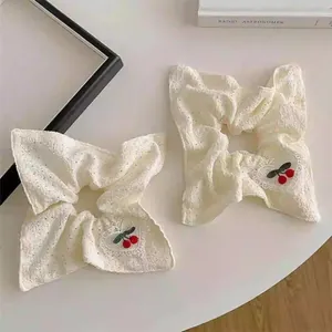 Chouchous en dentelle blanche de style français avec un motif cerise brodé très élégant