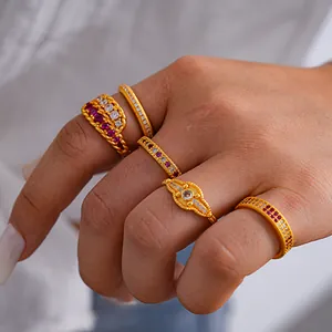 Detailansicht hochwertiger 24K vergoldeter Vintage-Ringe mit bunten Zirkoniasteinen