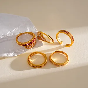 Nahaufnahme von vintage vergoldeten verstellbaren Ringen mit bunten Zirkonia-Steinen