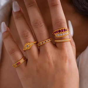 Nahaufnahme von Vintage-Ringen mit 24K Goldbeschichtung und Zirkonia an der Hand