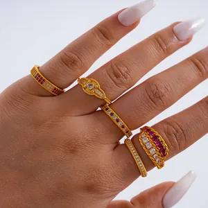 Detailansicht eleganter goldener Vintage-Ringe mit roten und weißen Zirkonia an der Hand.