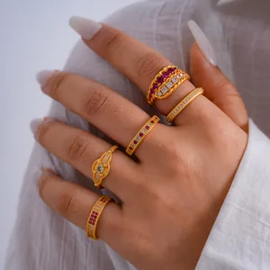 Detailansicht von 24K vergoldeten Vintage-Ringen mit Rubin- und weißen Zirkonia-Steinen