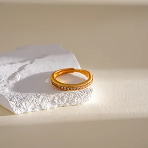 Detaillierte Nahaufnahme eines vergoldeten Vintage-Rings mit schimmernden Zirkonia-Steinen