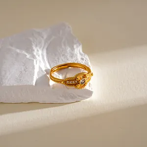 Detailansicht eines vergoldeten Vintage-Rings mit Zirkon auf einem weißen Dekostein