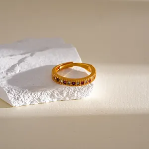 Nahaufnahme eines verstellbaren 24K vergoldeten Vintage-Rings mit bunten Zirkonia-Steinen