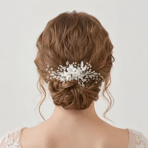 Detailansicht des handgefertigten Brauthaarkamms mit Keramikblumen und Perlendeko.