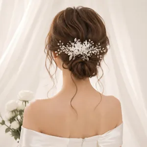 Eleganter Braut-Haarkamm mit handgemachten Keramikblumen und Perlen für Hochzeiten