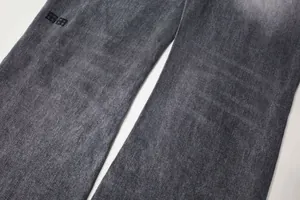 Détail en gros plan de la texture du tissu denim noir gris délavé pour jean vintage homme