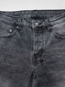 Jean denim délavé noir-gris vintage coupe ajustée évasée avec détails déchirés pour homme