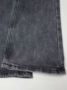 Détail de l'ourlet d'un jean évasé vintage américain gris anthracite délavé