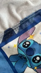 Dettaglio macro di morbida coperta in flanella con stampa digitale del personaggio Stitch