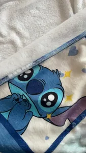 Dettaglio ravvicinato della morbida coperta in flanella con stampa Stitch della Disney