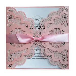 Invitation de mariage découpée au laser rose avec nœud et finition nacrée élégante