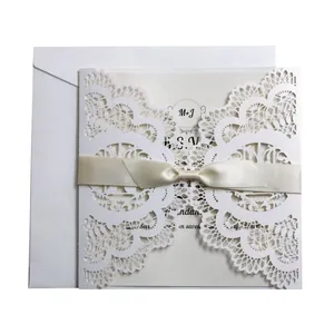 Élégante carte d'invitation de mariage blanche découpée au laser avec ruban crème