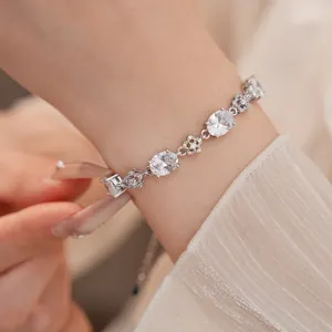 Κομψό βραχιόλι με επίστρωση αργύρου 18k με οβάλ ζιργκόν και λεπτομέρειες λουλουδιών