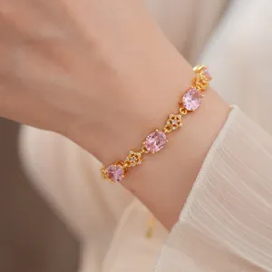 Λεπτομέρεια βραχιολιού 18k με ροζ οβάλ ζιργκόν και λουλουδένια σχέδια