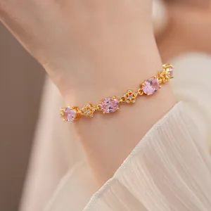 Λεπτομέρεια επιχρυσωμένου βραχιολιού 18k με ροζ οβάλ πέτρες και άνθινα στοιχεία