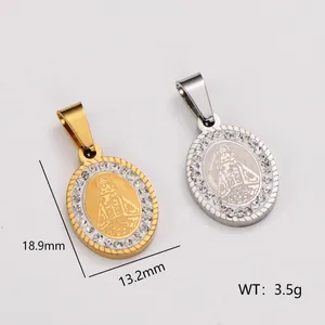 Macro-detail van religieuze ovale hanger van 18k verguld roestvrij staal met strass