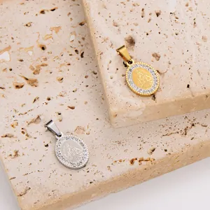 Close-up van vintage religieuze ovale hangers met strass-steentjes in goud en zilver
