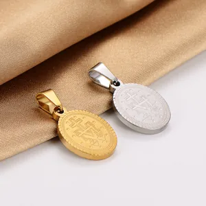 Gedetailleerde weergave van vintage religieuze medaillehangers in goud en zilver