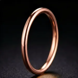 Bague anneau minimaliste en acier inoxydable or rose avec finition polie brillante