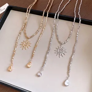 Collana boho con perline quadrate geometriche, ciondolo a sole e pendenti a goccia in metallo