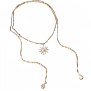 Elegante collana bohémien oro rosa con ciondolo sole e perline quadrate geometriche