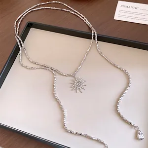 Dettaglio della collana con ciondolo a sole bohémien argento con perline quadrate