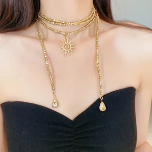 Vista dettagliata di una collana con ciondolo a sole bohémien con perline geometriche