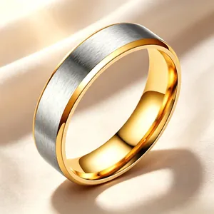 Détail d'une bague pour homme en acier titane brossé avec un intérieur poli doré élégant.