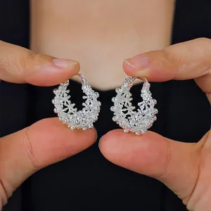 Vue détaillée de boucles d'oreilles vintage en forme de panier à fleurs argentées