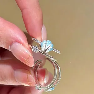 Prachtig macrodetail van een zilverkleurige ring met blauwe schelp en sterzirkon
