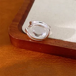 Anello aperto in argento minimalista con elegante pietra in vetro ovale su vassoio