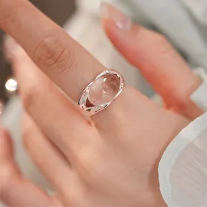 Elegante anello aperto minimalista con pietra di vetro ovale su base argento
