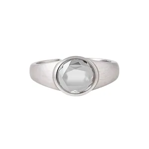 Anello aperto minimalista color argento con una grande pietra rotonda in vetro chiaro