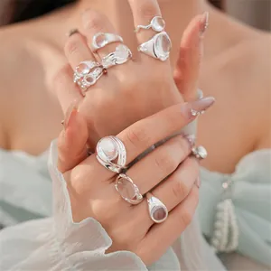 Anelli aperti ovali in vetro argentato per donna, stile minimalista di nicchia