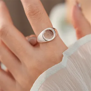 Primo piano elegante di un anello a sigillo minimalista in argento con vetro ovale trasparente