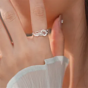 Primo piano molto dettagliato di un anello in argento con vetro ovale e trama fusa.