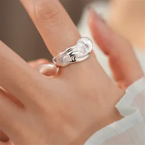 Dettaglio ravvicinato di anello d'argento con accenti di bolle in vetro trasparente