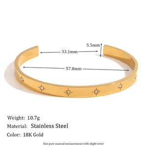 Vista detallada del brazalete de acero inoxidable chapado en oro de 18 quilates y circón
