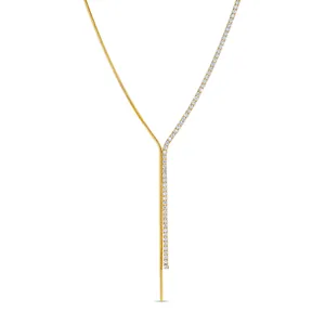 Primer plano detallado de un collar en Y de acero inoxidable chapado en oro con pavé de cristales