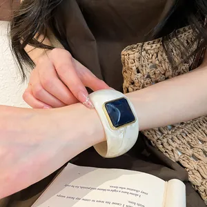 Bracciale rigido largo in acrilico marmo bianco da donna con dettaglio cornice quadrata oro.