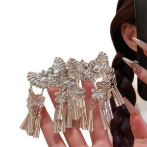 Pince à cheveux ethnique argentée vintage avec glands et décorations style Miao