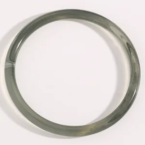 Vista detallada de un fino brazalete de resina gris humo con elegantes vetas mármol