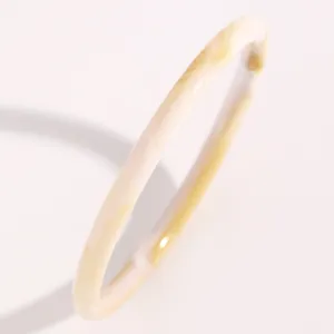Primer plano macro detallado de una pulsera fina de resina imitación jade con vetas