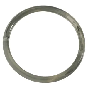 Primer plano de un brazalete de resina marbreado gris con textura translúcida