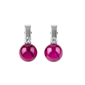 Elegantes pendientes de aro de plata con esferas de resina magenta translúcida y brillo